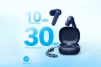 کاربر در حال استفاده از هدفون بی سیم انکر R50i همراه با گوشی موبایل